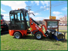 SMALL WHEEL LOADERS—ER406 with brush attachement